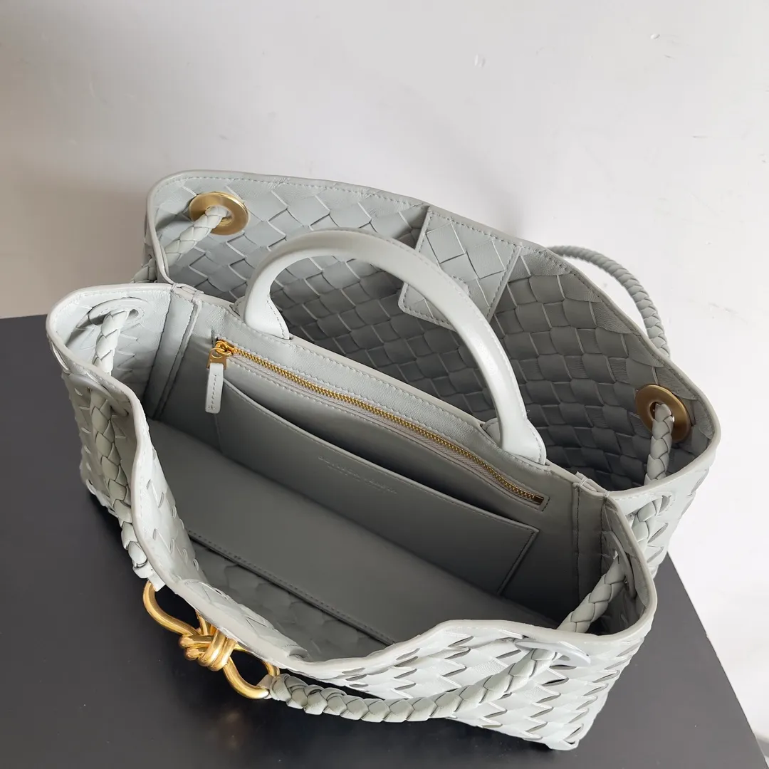 BV 1960 BV Lin Xinru, Ken Dou, Zhou Yutong, Zhu Zhu and other similar models, Andiamo Italian Let'go's new horizontal version design is more refined and elegant. The horizontal version presents a light and fashionable feeling that is more suitable for the body shape of Asian girls. The actual upper body is really awesome! Practicality and elegance coexist! 🉑️Carry it by hand, shoulder or crossbody, the law of true fragrance🥳 Style number: 754990 Size: 29*10*18